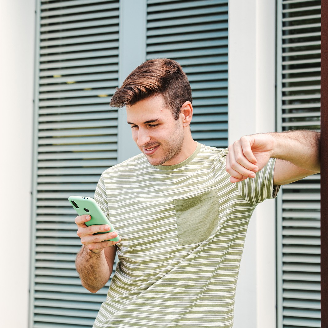 A man searching online for "Coaching and classes in Fresno, California."